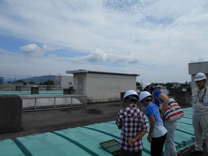 水を浄化する反応タンクを見学しています。