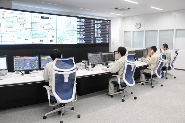水運用センターの監視制御システムとオペレーターの写真です
