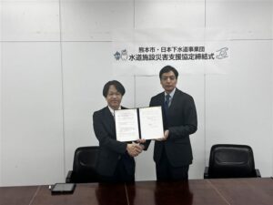 日本下水道事業団黒田理事長 (右)三島上下水道事業管理者(左)