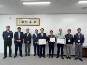 前澤工業株式会社
濱野様(中央)
関根様(左から4人目)
渡利様(左から3人目)
横山様(左から2人目)
三島上下水道事業管理者(右から4人目)